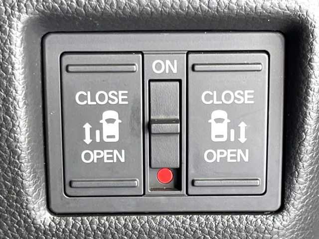 【両側パワースライドドア】スマートキーや運転席のスイッチで後席両側スライドドアの開閉が可能♪電動だから力を入れてドアを開ける必要が無く、小さなお子様でも簡単に開け閉めでき快適です♪