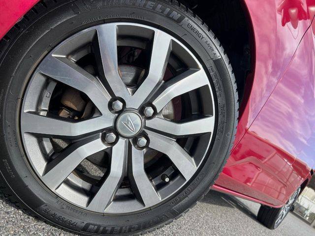 【純正15インチアルミホイール】外観にマッチした純正アルミホイールを装着しております。各種社外アルミホイールや、スタッドレスタイヤも取扱いしております。是非ご相談ください♪