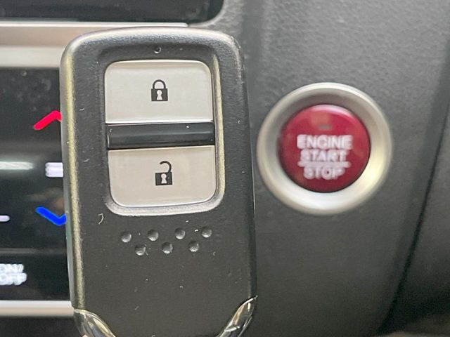 【Hondaスマートキー】カバンやポケットに入れたままでもドアの施錠・解錠が可能なスマートキーを装備。エンジンのオン・オフ時もカギを取り出す必要が無いからとっても便利です♪