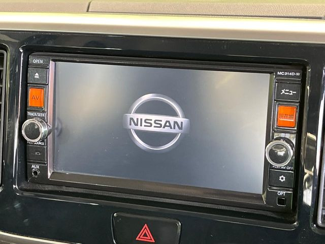 【純正ナビ】人気の純正ナビを装備しております。ナビの使いやすさはもちろん、オーディオ機能も充実!キャンプや旅行はもちろん、通勤や買い物など普段のドライブも楽しくなるはず♪