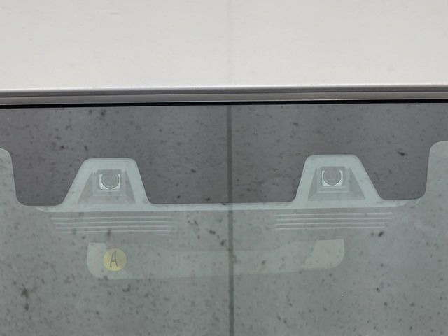 【インテリジェントエマージェンシーブレーキ】フロントカメラで前方の車両や歩行者を検知。衝突しそうな時は衝突被害軽減ブレーキが作動、衝突回避をサポート。より安全にドライブをお楽しみいただけます。