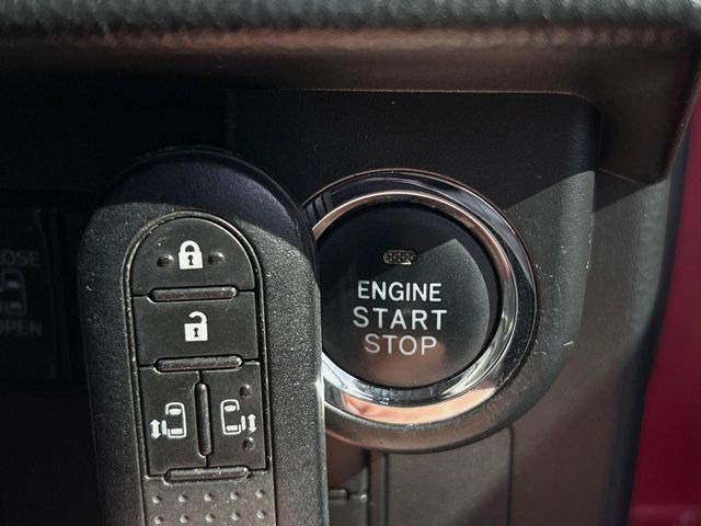 便利なキーレス&プッシュスタートシステム♪この電子キーを携帯しているだけで簡単にエンジンの始動やドアの解錠、施錠が可能です!また万が一の時も安心なエンジンイモビライザーもついてます!