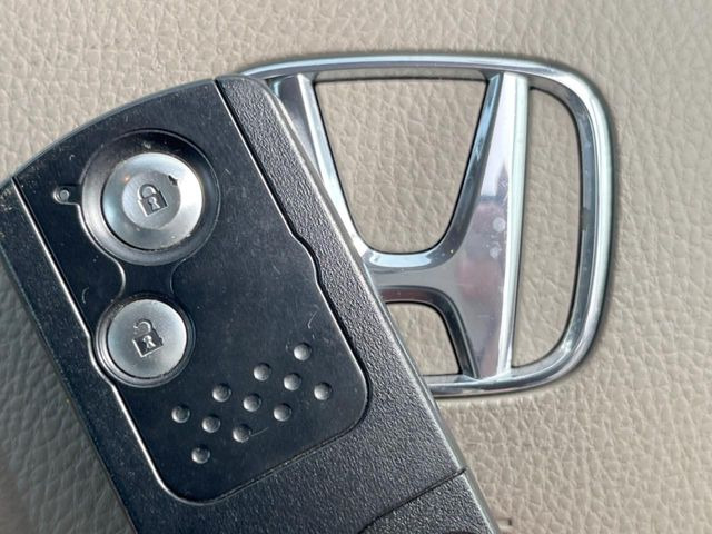 【キーレス】少し離れた場所からでもボタン一つでドアの開錠・施錠ができるのでとっても便利!ドアの鍵穴周りに傷をつけることもありません♪