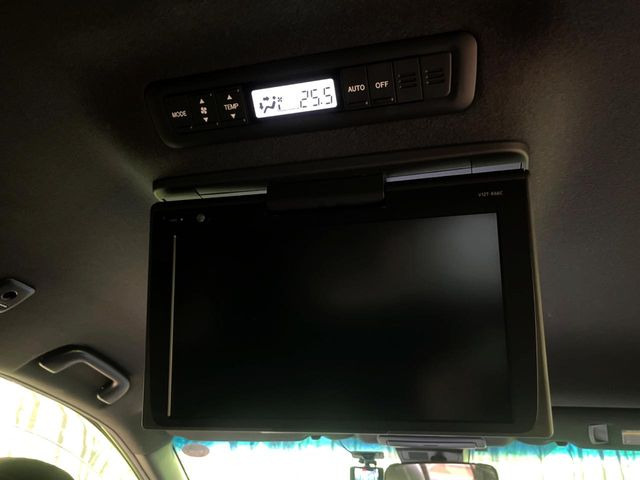 【12.8型フリップダウン】大画面モニターで後席でもエンタメをお楽しみいただけます。家族や友人とお出かけする機会が多い方に大人気です♪