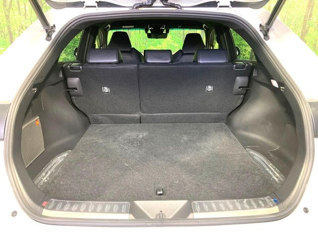 積み下ろしのしやすいデッキにはたっぷりと荷物を積み込んでいただけます。遊びから仕事まで、様々なシーンで頼れます♪