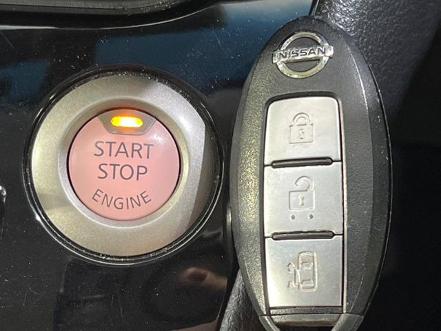 【インテリジェントキー】カバンやポケットに入れたままでもドアの施錠・解錠が可能なスマートキーを装備。エンジンのオン・オフ時もカギを取り出す必要が無いからとっても便利です♪