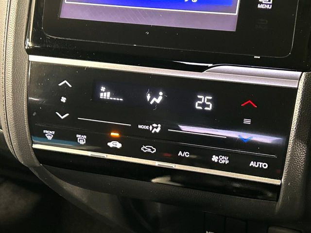 【オートエアコン】一度お好みの温度に設定すれば、車内の温度を検知し風量や温度を自動で調整。暑い…寒い…と何度もスイッチ操作をする必要はありません。快適な車内空間には必須の機能ですね♪