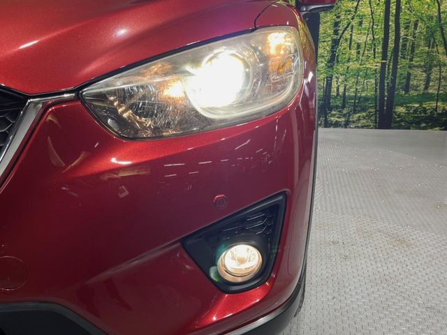 【HIDヘッドライト】非常に明るく前方を照らしてくれるので、悪天候や夜間の走行時も視界良好で安心してお乗りいただけます。