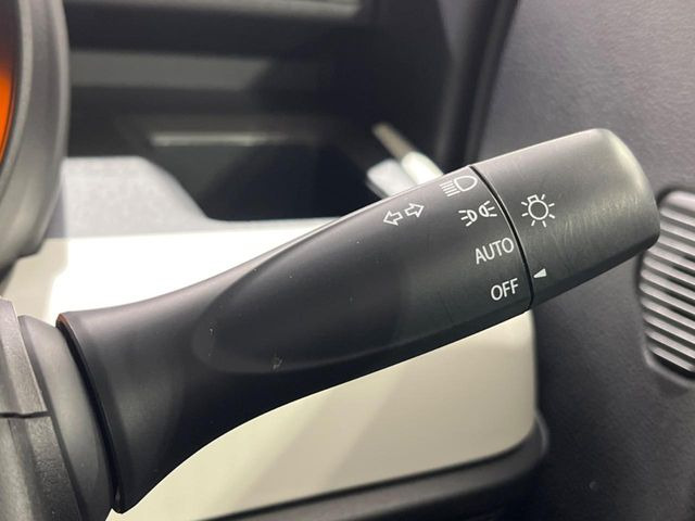 【オートライト】周りの明るさに応じて自動でヘッドライトの点灯・消灯ができる機能です!ライトの付け忘れ・消し忘れなどが無くなり、雨の日や夕方の走行も安心!トンネル通過時も便利ですね♪