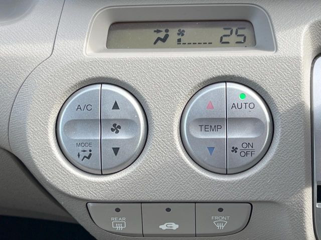 【オートエアコン】一度お好みの温度に設定すれば、車内の温度を検知し風量や温度を自動で調整。暑い…寒い…と何度もスイッチ操作をする必要はありません。快適な車内空間には必須の機能ですね♪