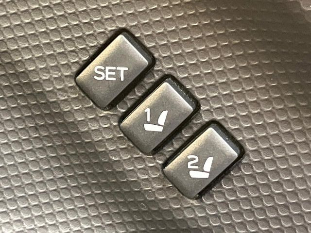 【メモリー機能付きパワーシート】ドライバーごとに設定したシート位置を記憶して、ボタン一つで切り替えできる便利な機能!運転する方が複数名いらっしゃるご家庭におすすめです♪