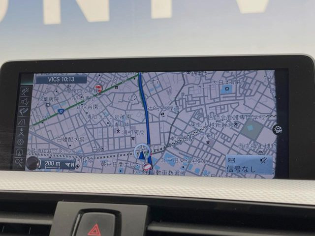 ��BMW�����i�r:��̊��̂���i�r�́A����������ԓ������o���Ă���܂��BBluetooth�Đ��ȂǃI�[�f�B�I�@�\���[�����Ă���܂��̂ŁA�^�]�����y���߂܂���