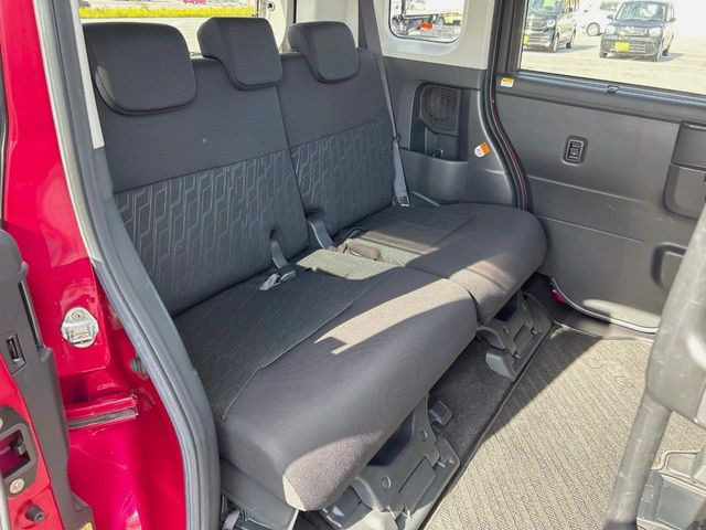 後部座席も気になるようなキズ・汚れやへたり等、大きなダメージはなく、良好な状態です。