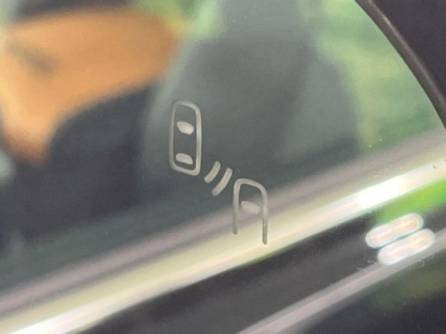 【ブラインドスポットモニター】走行中、ドアミラーの死角になりやすい箇所に後続車が接近するとサイドミラーのレンズに警告を表示!ドライバーに注意喚起をしてくれます。