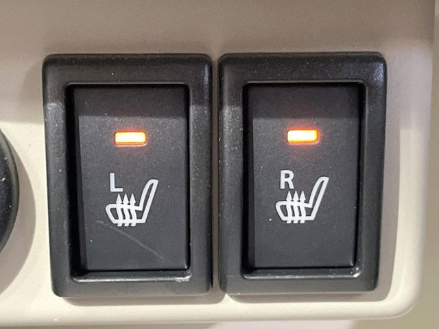 【シートヒーター】寒い日に重宝するシートヒーター!エアコンより早く温まってくれるので寒がりの人も安心ですね♪エアコンの温風は乾燥するから苦手、という方にもをおすすめです。