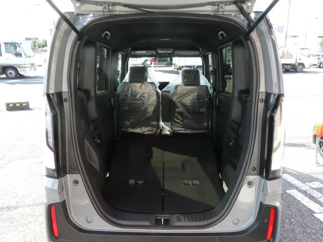 ラゲッジスペースの間口も広々♪普段のお買い物に、レジャーに、お仕事にも大活躍の1台です♪高さもあって大きい荷物も運んでくれる頼れるパートナーですね♪