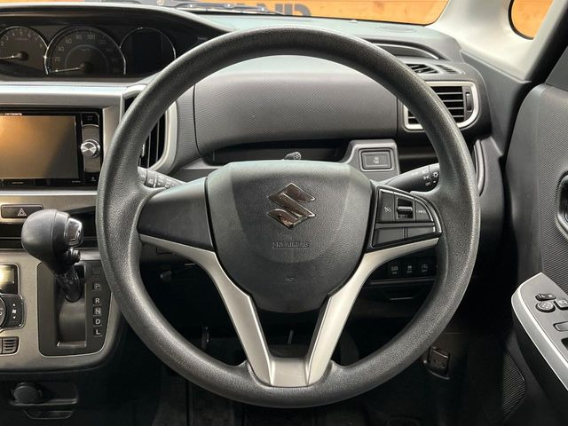 �C���e���A�ɍ��킹���f�U�C���̃X�e�A�����O�́A�^�]�������̂��Ƃ��l���A�^�]���₷���`��A�傫���ł��B�����x�A���ۂɐG���Ă��m���߂��������B