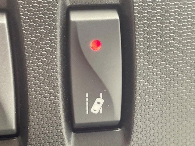 �����[���L�[�s���O�A�V�X�g:���s�Ԑ��̈�E�������Ă����@�\�B���s���ɁA�N���}���Ԑ�����O��Ă��邱�Ƃ��J���������m����ƁA�X�e�A�����O����U�������ăh���C�o�[�Ɍx�����܂��B