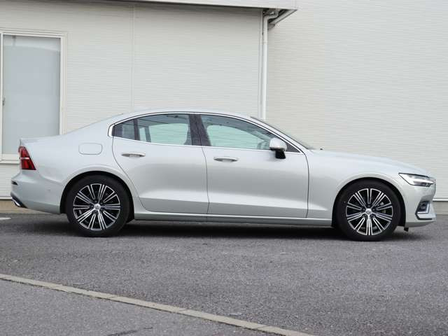 【消耗部品7品目の新品交換】エンジンオイル、オイルフィルター、メインバッテリー、前後ワイパーゴム、ブレーキフルード、冷却水、エアコンフィルターを新品交換します。