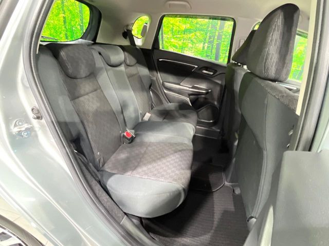 後部座席も気になるようなキズ・汚れやへたり等、大きなダメージはなく、良好な状態です。