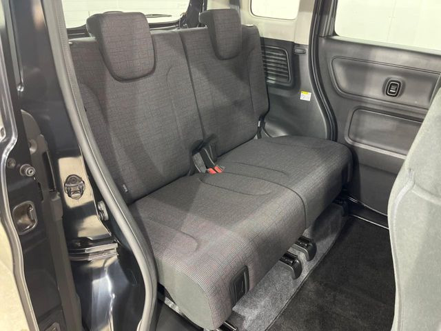 広々とした2列目シートは居住性が高く、居心地も快適!友達や家族とのお出かけにぴったりです。ベビーシートやチャイルドシート使用時も快適にお過ごしいただける十分な空間を確保しています。