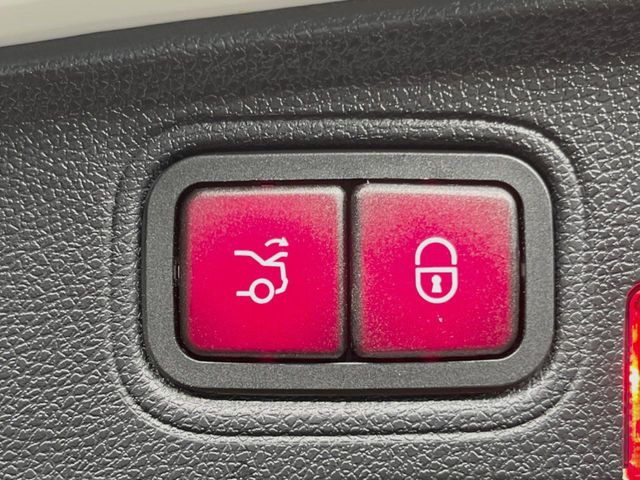 ●電動リアゲート:ワンタッチでリアゲートの開閉ができ、荷物などで両手が塞がっている状態でも簡単に開閉ができる便利機能です。