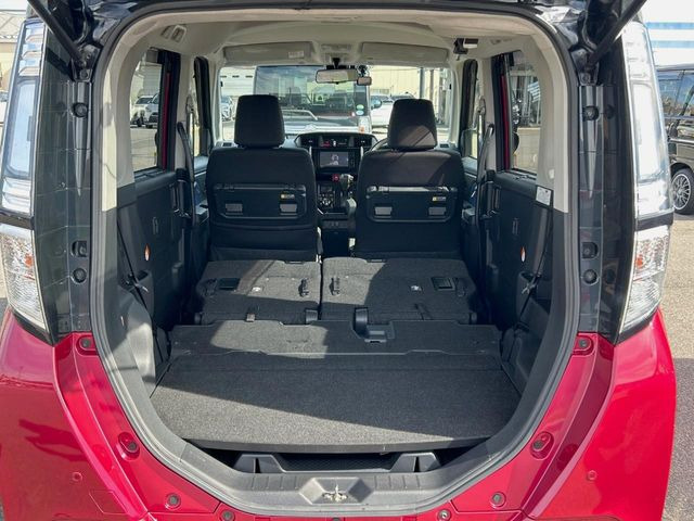 ラゲッジルームは、大容量のスペースを確保。普段のお買い物からレジャーまで、幅広く活躍してくれます!また、リアシートを倒すことでバリエーション豊かにお使いいただけます。