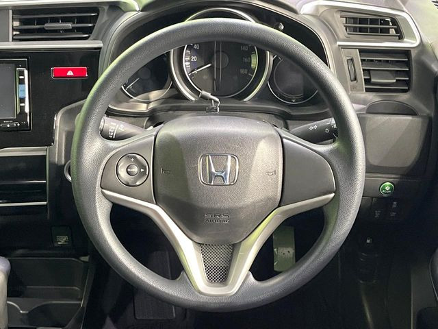 ステアリングも使用感が少なく、きれいな状態となっております♪