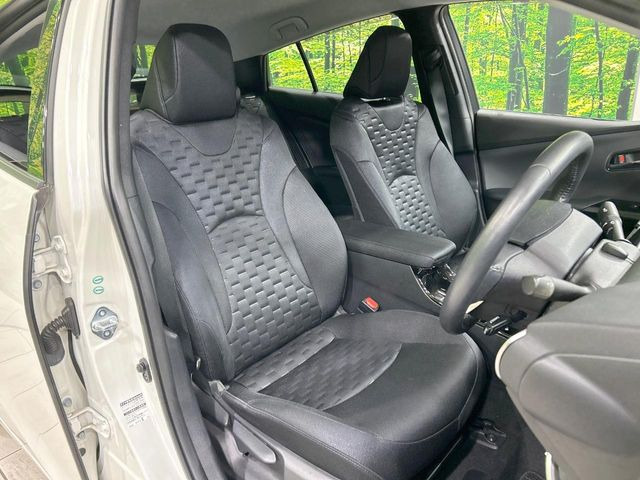 運転席まわりには十分なスペースがあり、大柄な方でもゆったり運転していただける環境です。