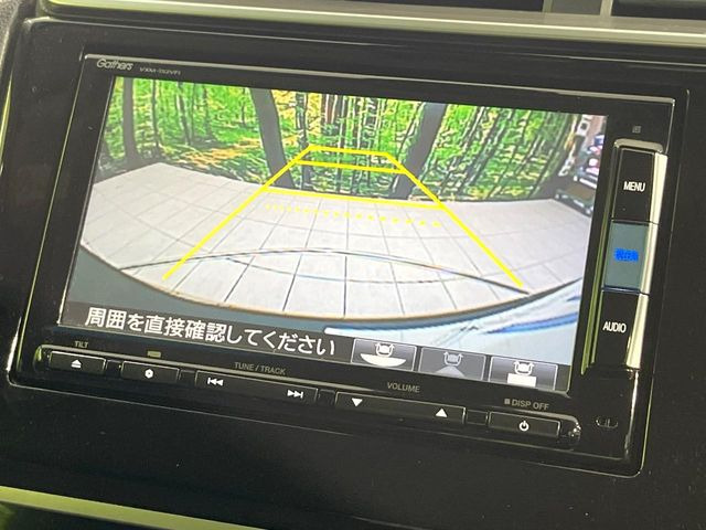 【バックカメラ】駐車時に後方がリアルタイム映像で確認できます。大型商業施設や立体駐車場での駐車時や、夜間のバック時に大活躍!運転スキルに関わらず、今や必須となった装備のひとつです!