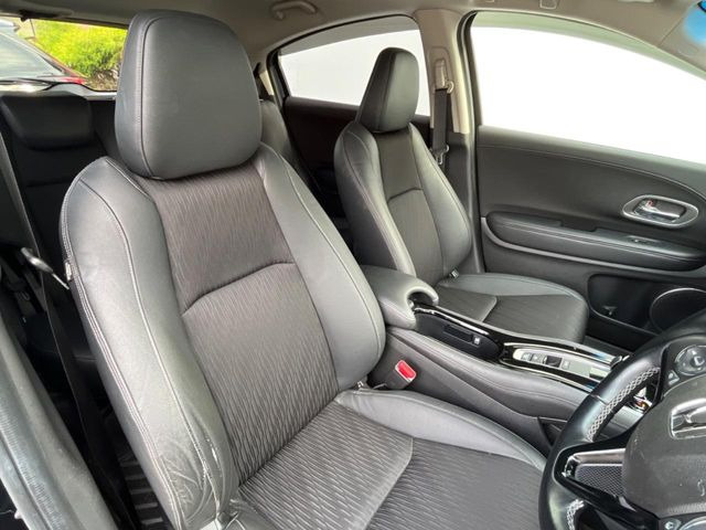 【ハーフレザーシート】高級感と座り心地を両立した人気のシート♪背面・座面のファブリック素材は、通気性の良さや滑りにくさに優れています。気温や服装に左右されず快適にお乗りいただけます。