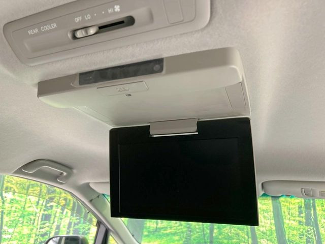 【フリップダウンモニター】大画面モニターで後席でもエンタメをお楽しみいただけます。小さなお子様にも大人気の装備です♪