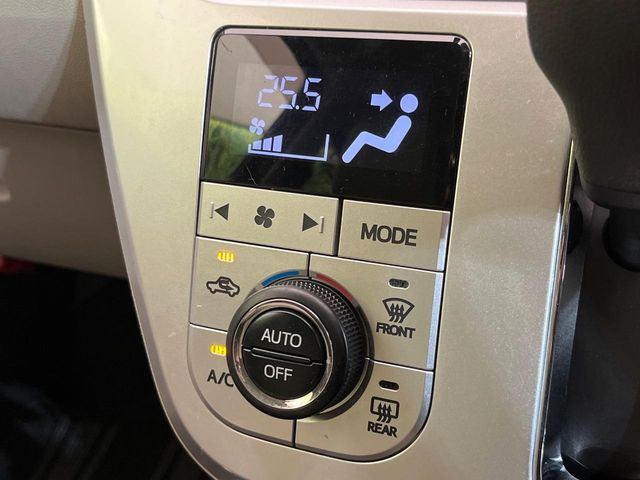 【オートエアコン】一度お好みの温度に設定すれば、車内の温度を検知し風量や温度を自動で調整。暑い…寒い…と何度もスイッチ操作をする必要はありません。快適な車内空間には必須の機能ですね♪