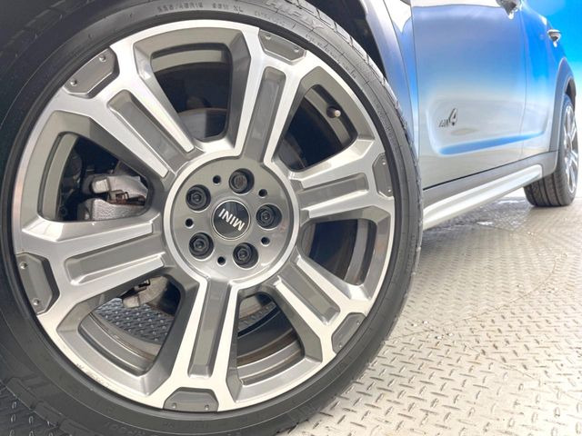 ●純正19インチアルミホイール:輸入車ならではの卓越した走りを支えるホイールと足回りです!日本車の走りに慣れている方にもぜひ体感して頂きたいほど、高いレベルでまとまっています!