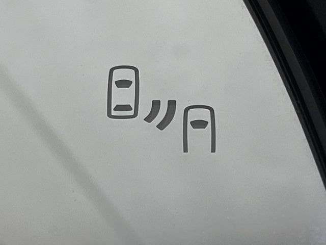 【ブラインドスポットモニター】走行中、ドアミラーの死角になりやすい箇所に後続車が接近するとサイドミラーのレンズに警告を表示!ドライバーに注意喚起をしてくれます。