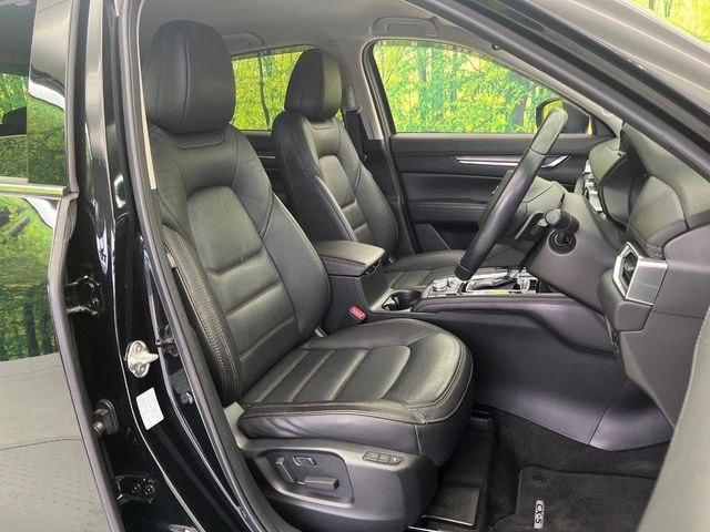 【黒革シート】上質な本革を使用し、高級感あふれる黒革シート。常に体に触れる部分だから、座り心地の良さにはこだわりたいですね♪汚れの付着や劣化を抑制する内装コーティング施工もおススメですよ♪