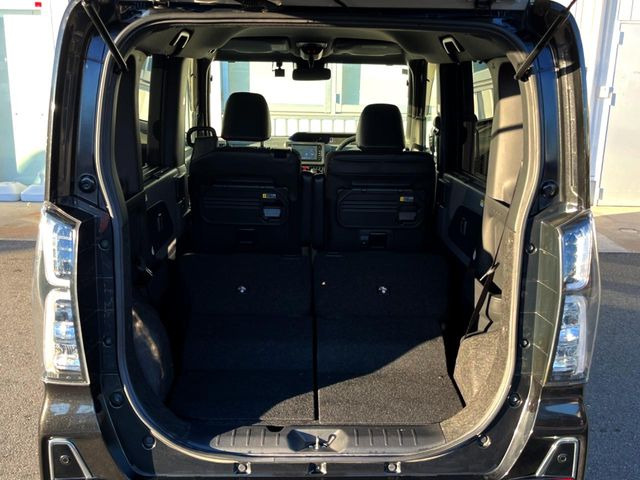 普段のお買い物や通勤、送迎等に十分な荷室スペースを確保しております。セカンドシートを倒すと、大きな荷物の積載も可能です♪