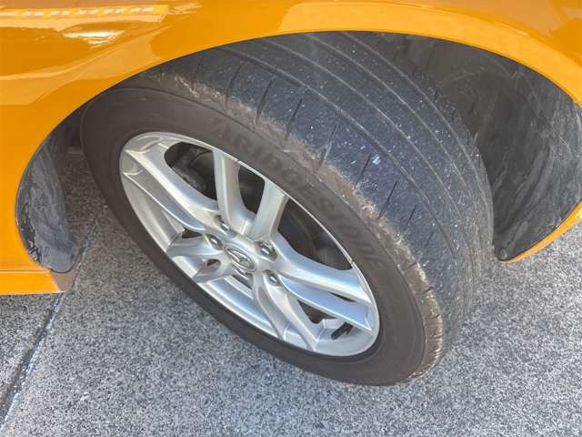 純正16インチアルミホイール タイヤの山有ります