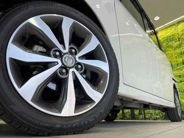 【純正15インチアルミホイール】外観にマッチした純正アルミホイールを装着しております。各種社外アルミホイールや、スタッドレスタイヤも取扱いしております。是非ご相談ください♪