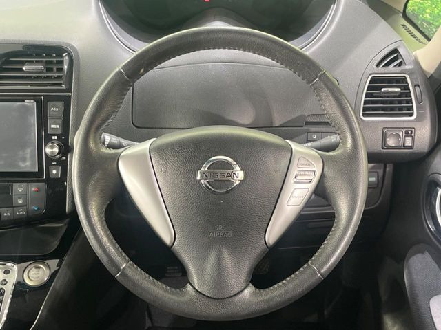 ステアリングも使用感が少なく、きれいな状態となっております♪