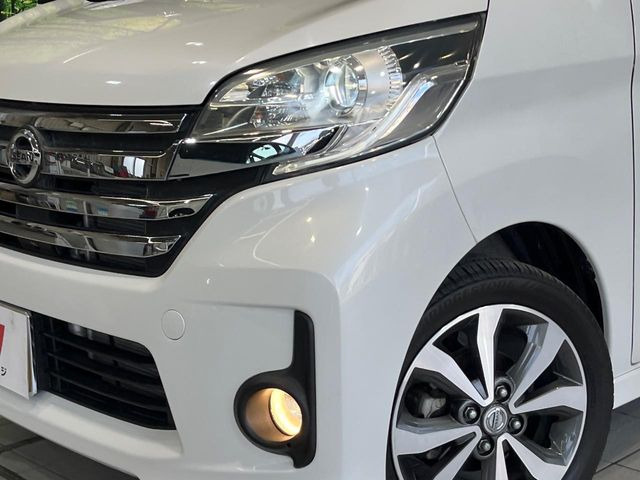 【HIDヘッドライト】非常に明るく前方を照らしてくれるので、悪天候や夜間の走行時も視界良好で安心してお乗りいただけます。