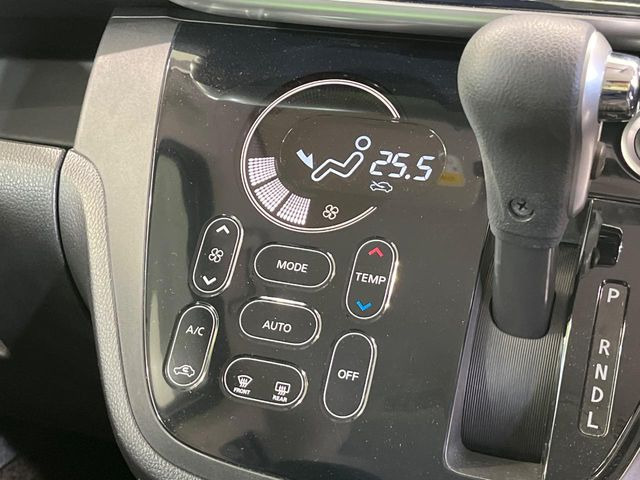 【オートエアコン】一度お好みの温度に設定すれば、車内の温度を検知し風量や温度を自動で調整。暑い…寒い…と何度もスイッチ操作をする必要はありません。快適な車内空間には必須の機能ですね♪