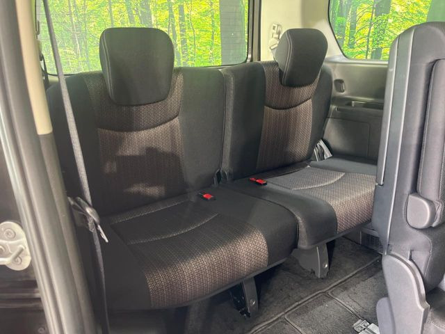3列目シートはもちろん状態良好☆大人でもゆったりと座って頂けますので、大人数でのお出かけもラクラクです♪ご家族で、気の知れた仲間で、ドライブに行くのが楽しみですね♪