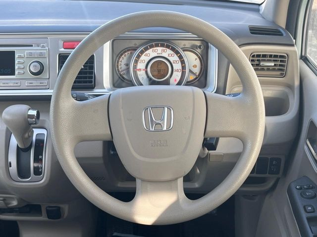 インテリアに合わせたデザインのステアリングは、運転される方のことも考え、運転しやすい形状、大きさです。是非一度、実際に触ってお確かめください。