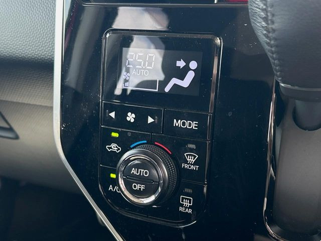 【オートエアコン】一度お好みの温度に設定すれば、車内の温度を検知し風量や温度を自動で調整。暑い…寒い…と何度もスイッチ操作をする必要はありません。快適な車内空間には必須の機能ですね♪