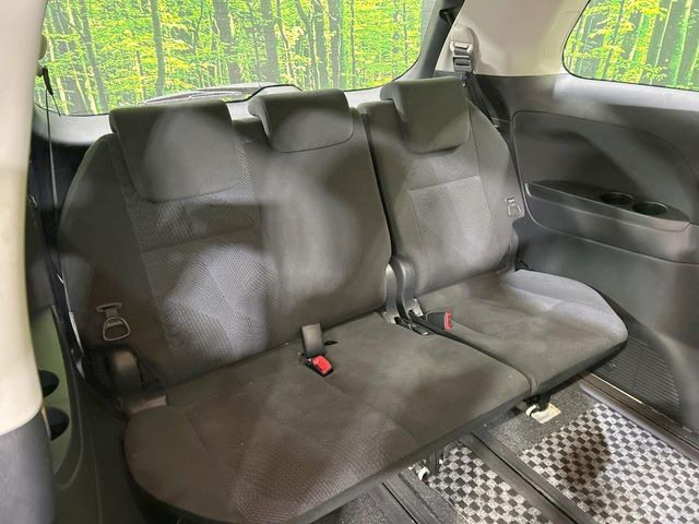 3列目シートはもちろん状態良好☆大人でもゆったりと座って頂けますので、大人数でのお出かけもラクラクです♪ご家族で、気の知れた仲間で、ドライブに行くのが楽しみですね♪