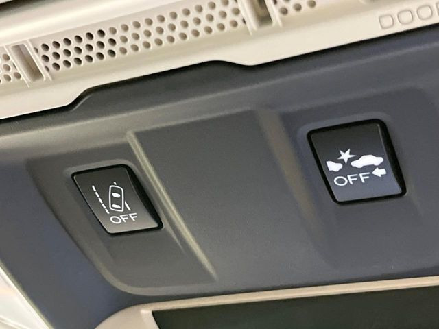 【アイサイトVer3】前方の車両等を検知し、衝突しそうな時は警報で注意を促し、ブレーキを踏む力をサポート。ブレーキを踏めなかった場合は衝突被害軽減ブレーキが作動、衝突回避をサポートします。