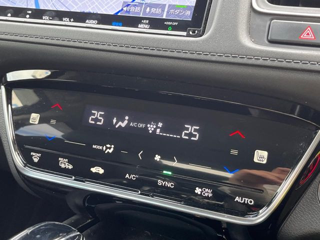 【オートエアコン】一度お好みの温度に設定すれば、車内の温度を検知し風量や温度を自動で調整。暑い…寒い…と何度もスイッチ操作をする必要はありません。快適な車内空間には必須の機能ですね♪