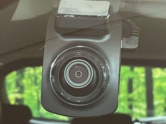 【ドライブレコーダー】安心・安全なカーライフに必須のドライブレコーダーを装備!走行中はもちろん、あおり運転や事故に遭遇した際の状況も映像で記録し、万一のリスクに備えます。