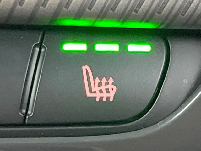●フロントシートヒーティング:運転席・助手席共に三段階で調節が可能なシートヒーターを装備しております。季節を問わず快適にご使用いただけます。